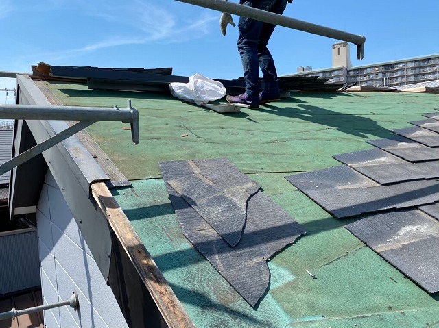 橿原市でカラーベスト屋根の劣化部分を解体撤去し、スレートを設置